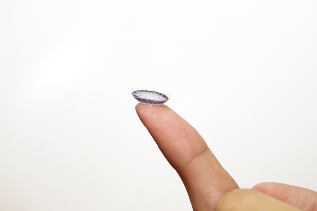 指に乗せたカラコン